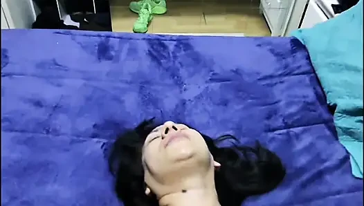 Aku lagi asik jilat tetanggaku yang baru dicukur