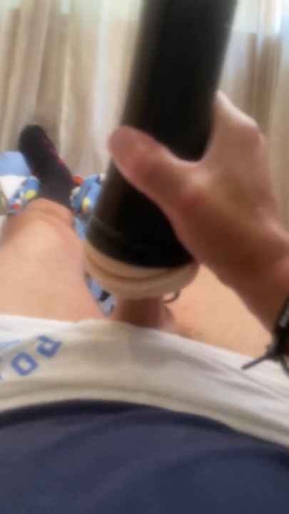 Jockdad87使用他的成人玩具拍摄热辣的