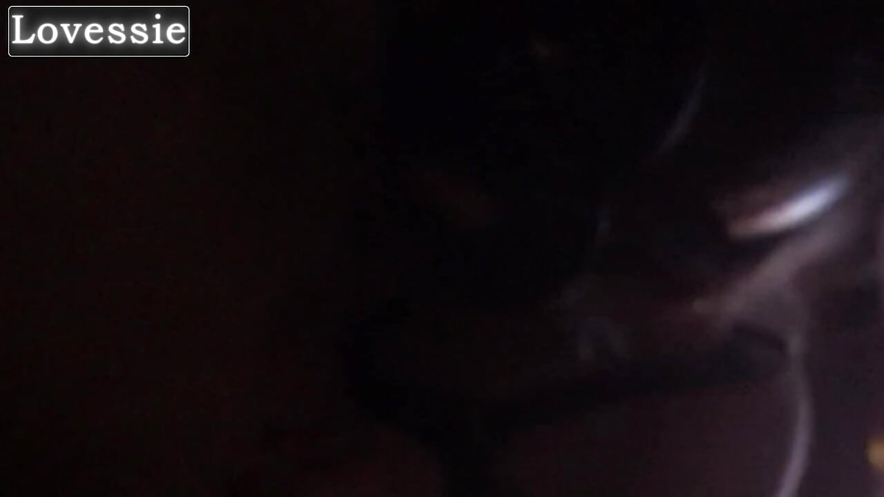 Een gehoorzame, hete milf speelt met tepelklemmen, volgt orders en zuigt pik terwijl ze gekleed is als kat - Lovessie