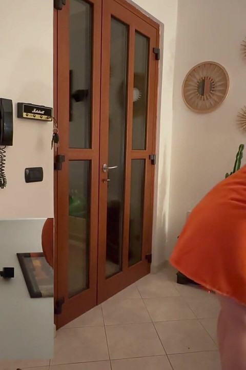 Pizzabezorger krijgt per ongeluk een flits van een naakt meisje - handdoek valt