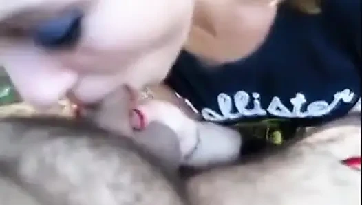 Blonde amateur-schlampe gibt geilen blowjob im freien mit gesichtsbesamung