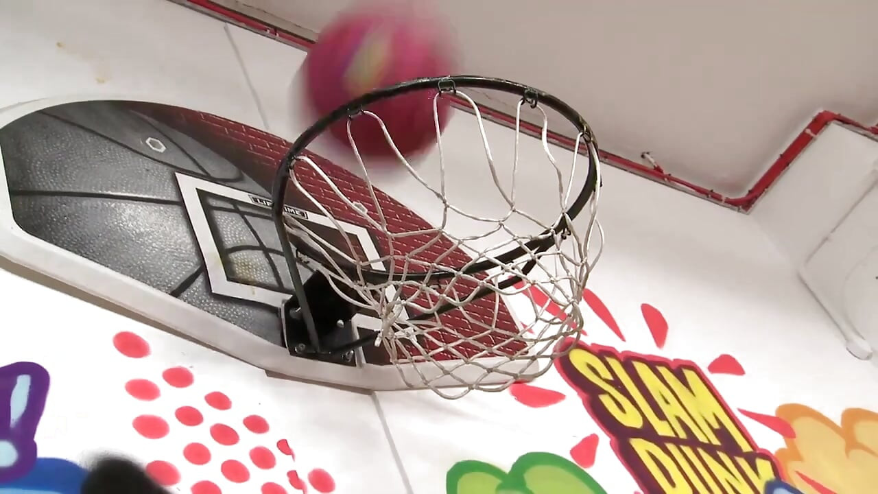 Uwielbia ssie dużego kutasa!