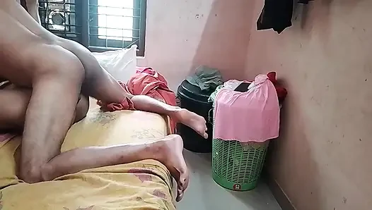 Ibu rumah tangga India menjilati penis suami di mulutnya
