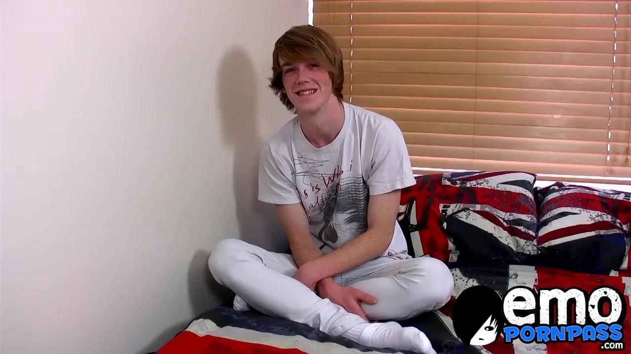 Ginger emo twink kai alexander njuter av sig själv på en säng