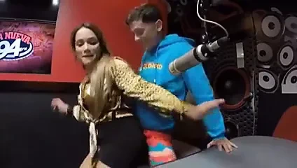 perreo con culona en falda