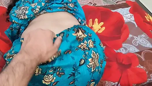 Desi Bhabhi invited him to her house on the pretext of eating pizza and caught his cock