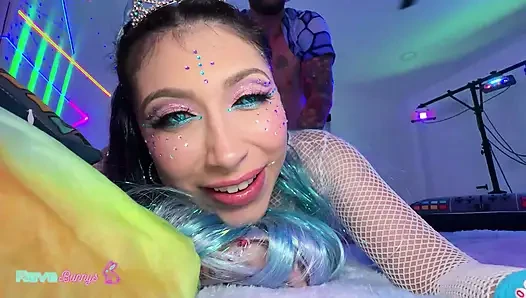 Penelope Woods показывает свою анальную пробку и получает кримпай в ее киску!