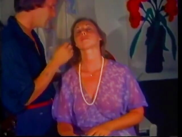 Lustvolle MILF mit heißem körper schluckt und streichelt fetten schwanz auf Der Couch