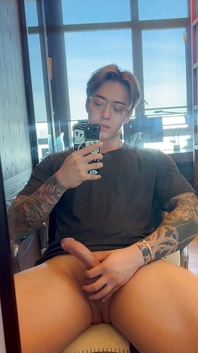 Asiatisk teenager hiver den af i hemmelighed i studierummet