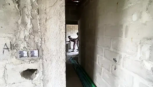 Он трахает меня везде, где я иду, даже незавершенное здание