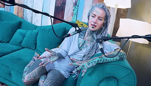 Z hakkında konuşuyorum - zeal - asmr podcast sfw konuşuyor gotik sıska kız dreadlocks dövmeli model dövmeli kız