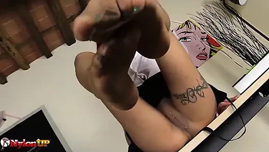 Tattooed redhead toying cunt in foot fetish video