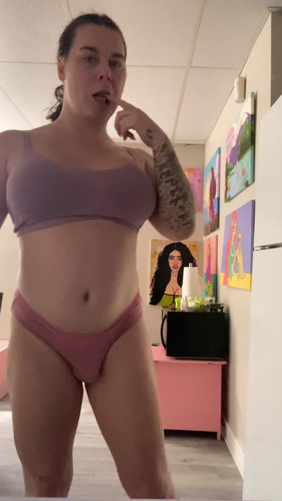 T-Girl mit dickem Arsch posiert