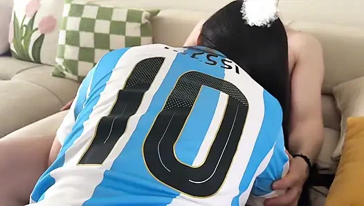 Futbol kızı Dünya Kupası için götünü sallıyor