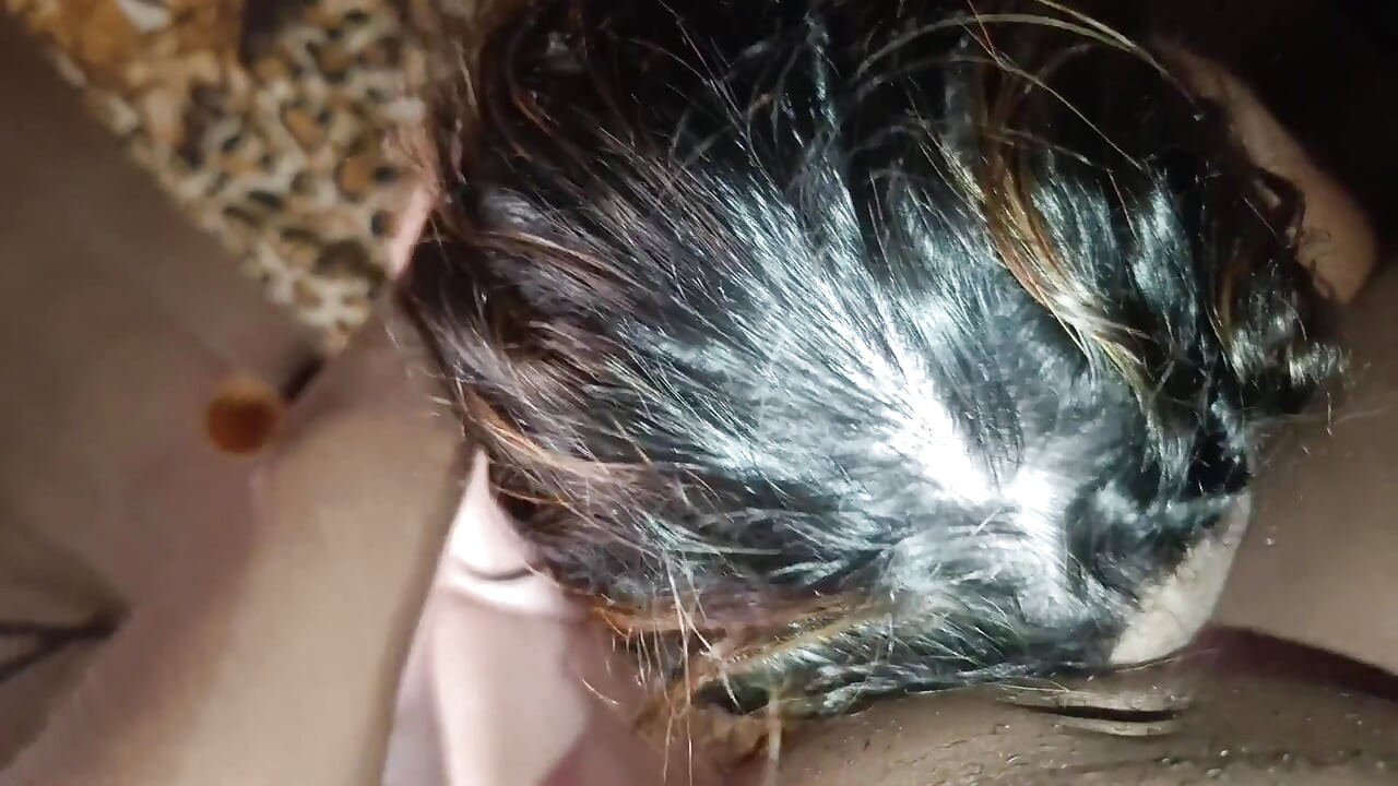 Isteri nakal merangkap di dalam dengan zakar besar kekasih semasa filem cuckold