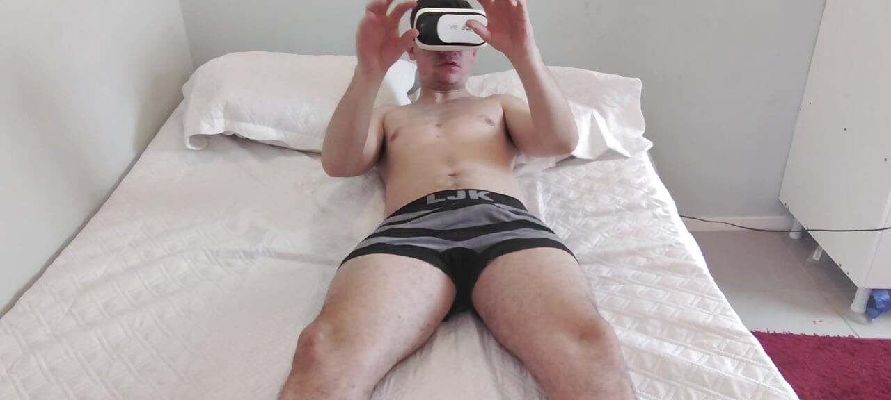 포르노를 보면서 가상 현실 안경을 쓴 배다른 아들을 붙잡은 계모와 새아빠