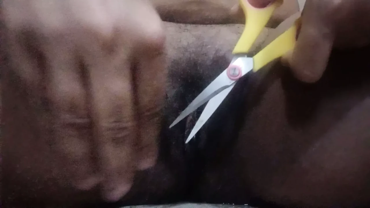 Satisfying as fuck trimming pussy