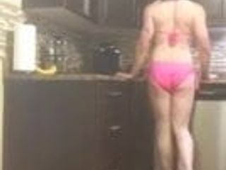 Travestiet in een roze bikini en naaldhakken