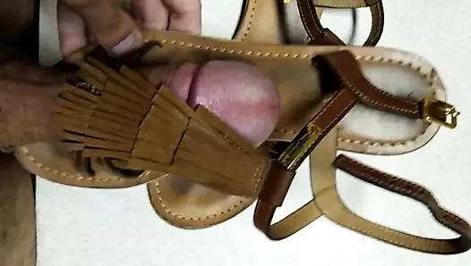 Ayakkabı işi ve cumshot üzerinde komşu sandalet