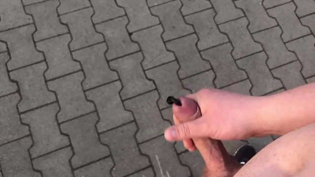 Public Outdoor wank
