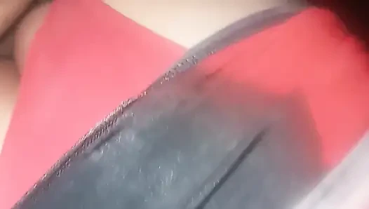 Aku mengangkat gaunnya dan aku memasukkan penisku ke dalam dirinya