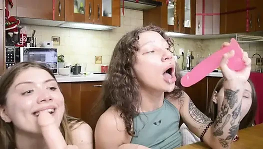 Извращенные шлюшки-подружки сосут в тройничке, глубоко горячо