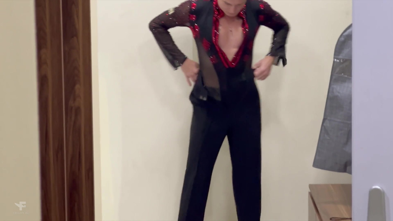 The dancer didn't expect that right before going on stage he would be fucked in the toilet very hard