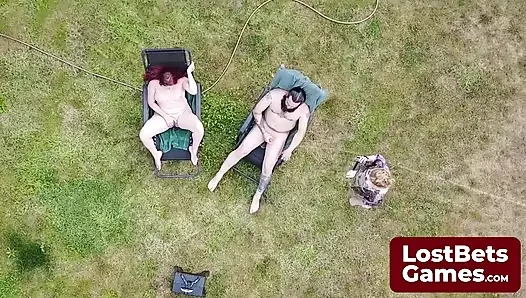 Kendi kıyafetlerini tekrar tekrar eşleşen oyuncularla striptiz hafıza oyunu
