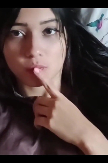 कोलम्बियाई महिला हस्तमैथुन करती है