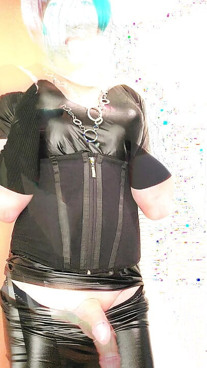 Super sexy Sissy Dziwka Kandi huśta kutasa w swoim czarnym lateksie i butach PMV