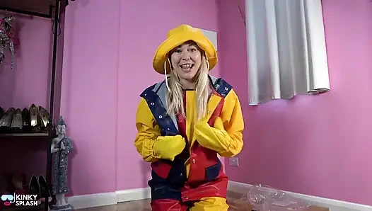 FarmerRain в дождевой куртке в дождевой куртке, рассаживание и полный фетиш наряжение