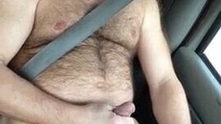 Papi oso masturbándose y conduciendo