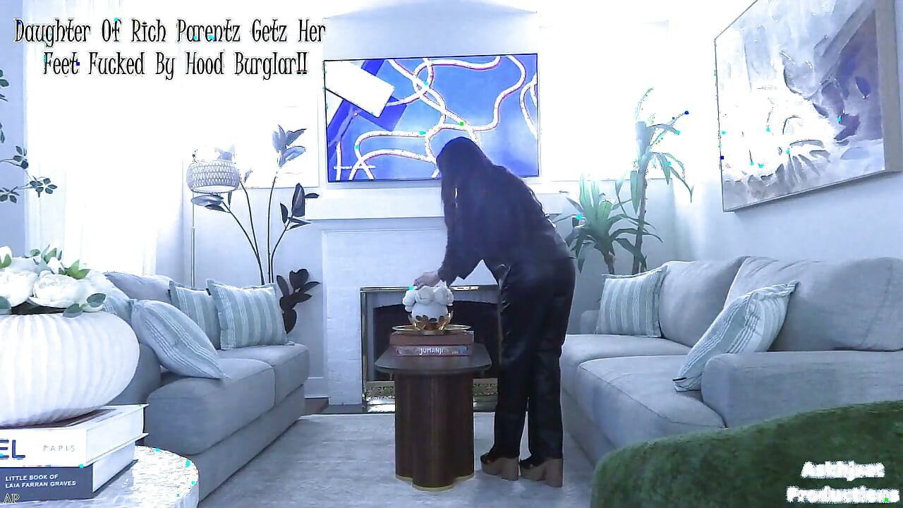 Stepdaughter of Rich Parentz Getz Her Feet Fucked by Hood Bur9lar!!