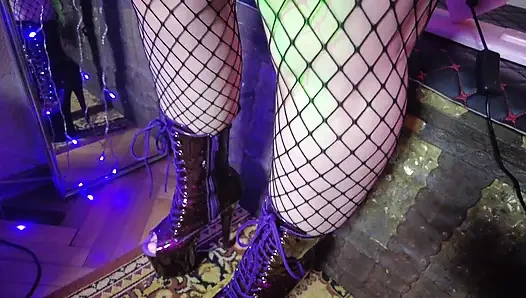 Домина Eva Latex женское доминирование, фетиш, фиолетовый каучук, милфа с большой задницей БДСМ, соло машина для траха горячих высоких каблуков