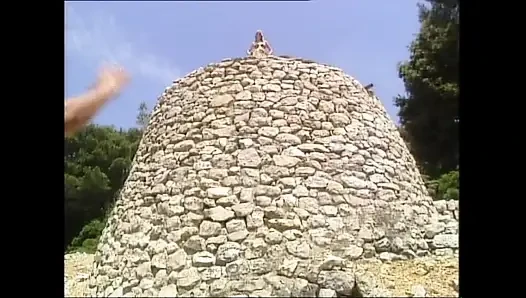 Genç büyük memeli götlü doğada vahşi seks sikiliyor ve ağzına boşalıyor