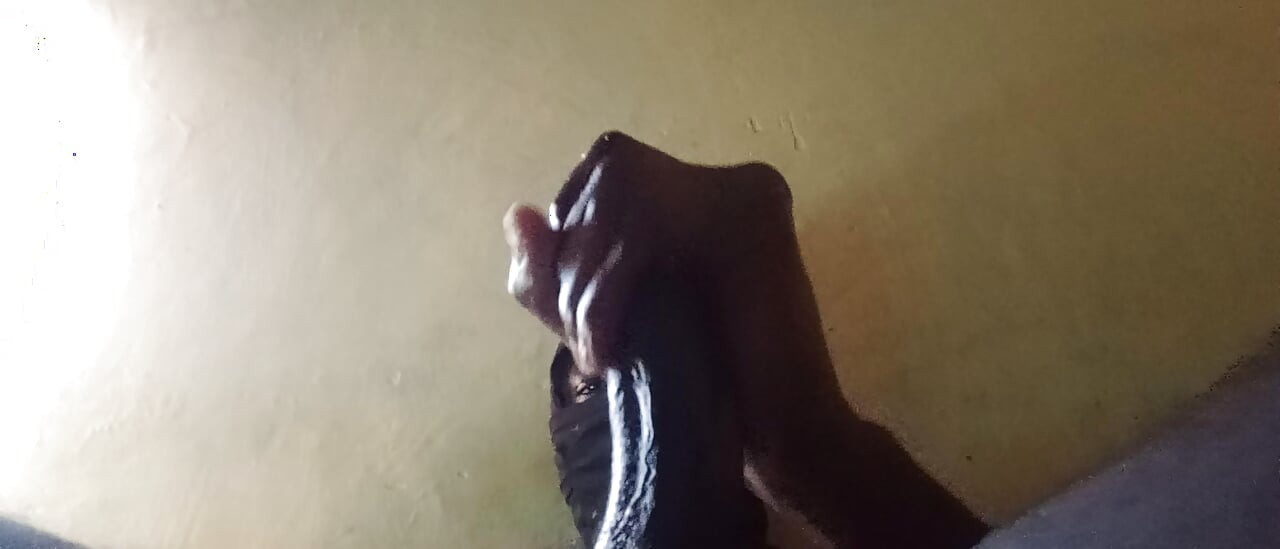 Acariciando meu grande pau preto