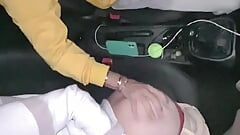 Cruising żonaty kierowca uber pieprzy usta nastolatka twink i spuszcza się do ust i połyka spermę w samochodzie w miejscach publicznych
