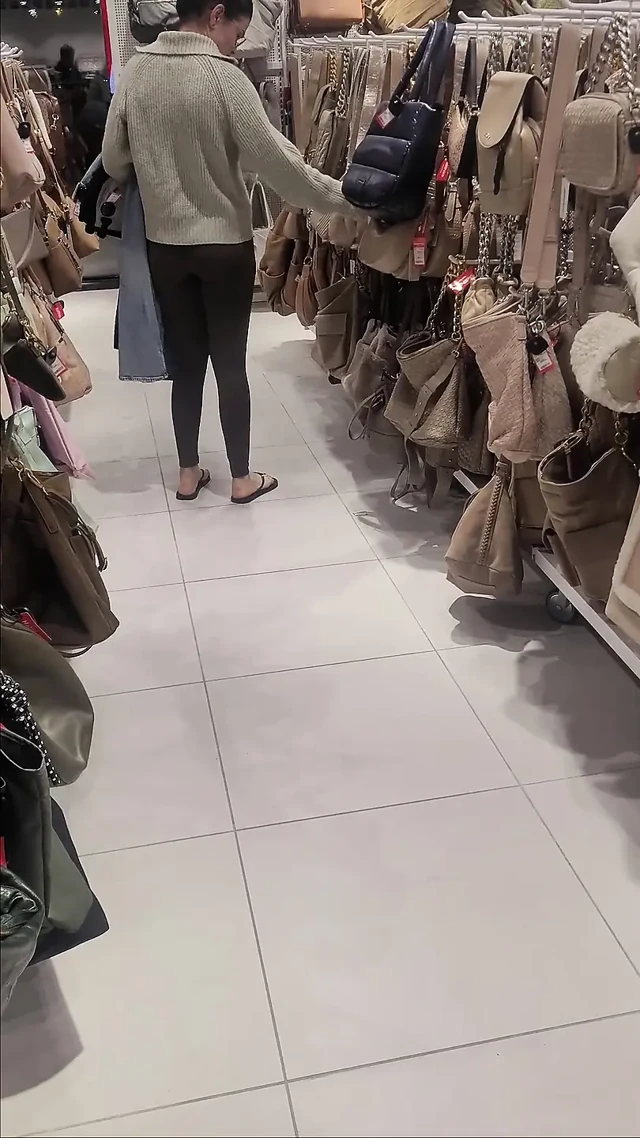 I Met a Girl in a Store, She Gave a Blowjob in the Locker Room for Pants