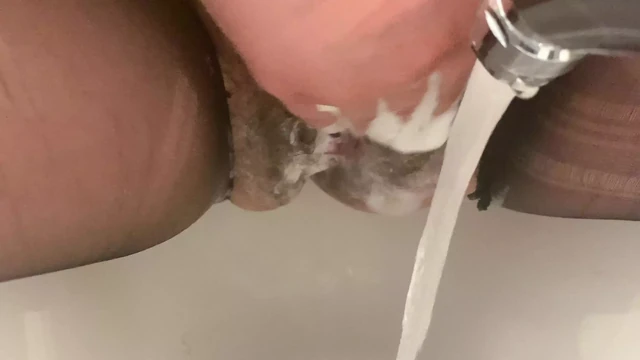 Secretary gets bidet after fucking
