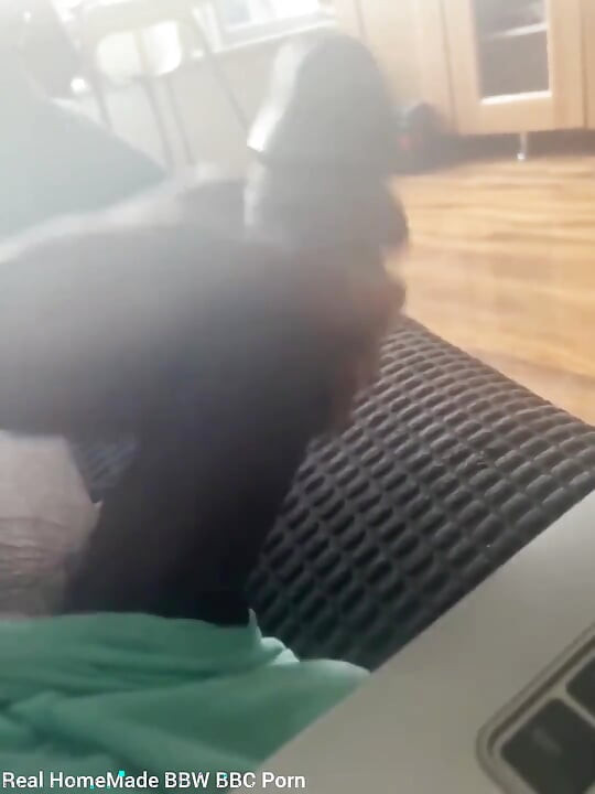 Acariciando mi gran polla negra viendo porno