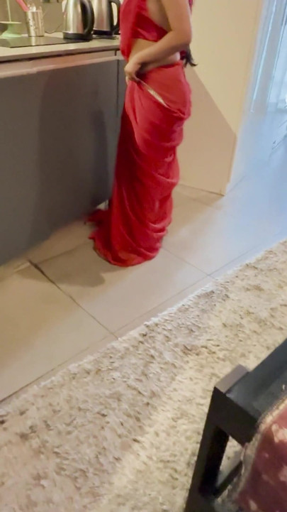 The Servant Pressed the Mistress's Feet and Had Hardcore Sex on the Street