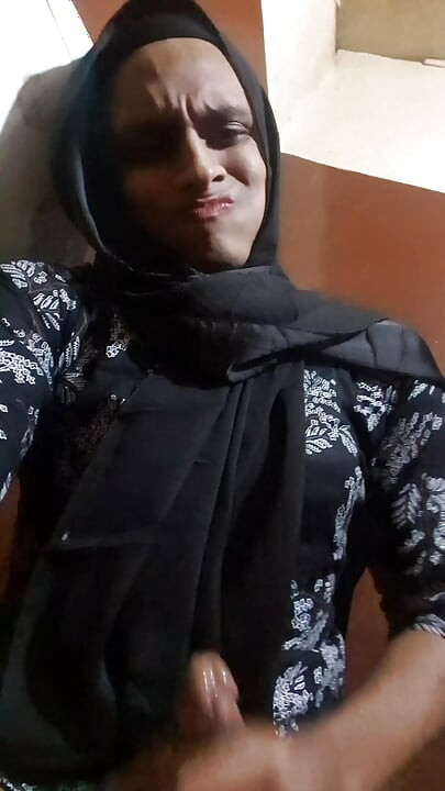 Hijabi sissy masterbation herself and cum over herself