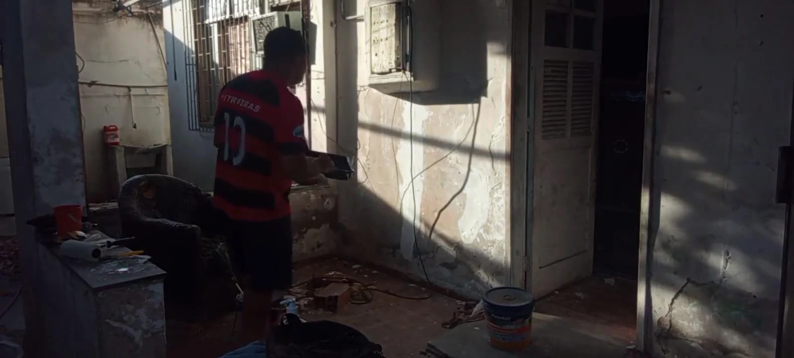 Duvarcı patronun karısını sikiyor