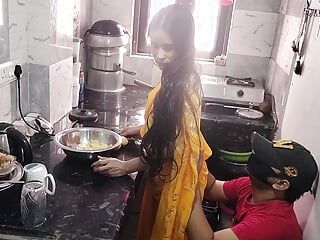 Gorąca Bhabhi uprawia seks w kuchni