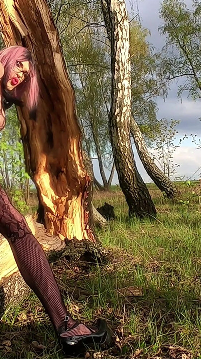 Morate podijeliti trenutak iz "Napaljena Sissy Stacy šeta terenom"