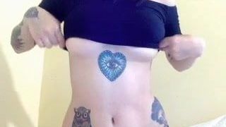 Pxmarie 05 - deusa da tatuagem deixa seus peitos livres