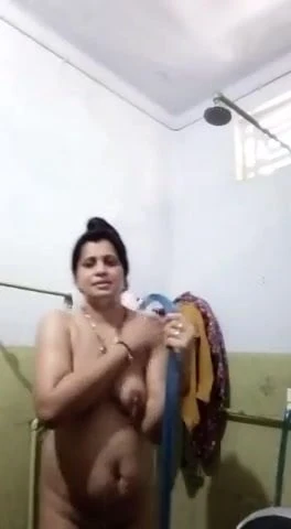 Mallu Wife Jalaja bathing