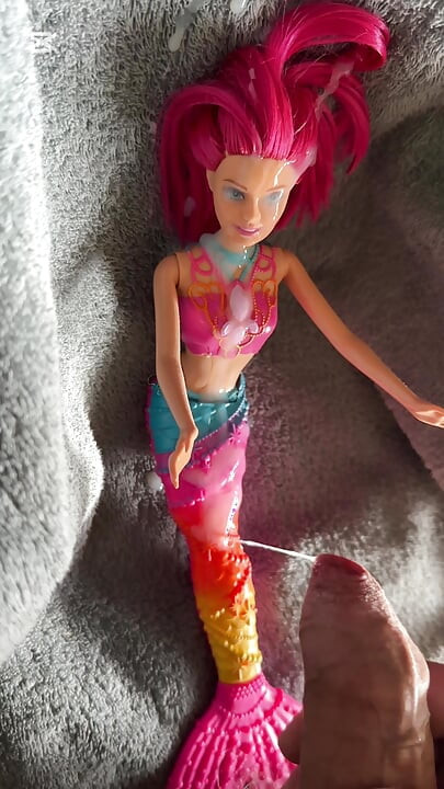 Svršavanje na Barbie Sirena lutku