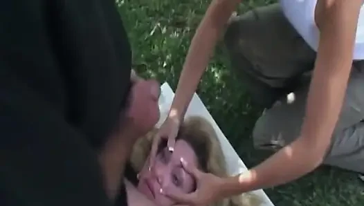 Olgun sarışın orta yaşlı seksi kadın ateşli yüze boşalma için büyük yarak emiyor