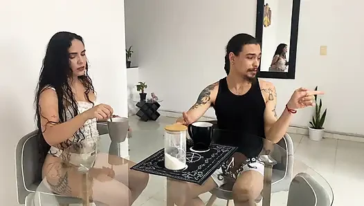 Üvey kız kardeşim gitti ve büyük götlü latin en iyi arkadaşı, bana sakso çekti! - İSPANYOLCA PORNO